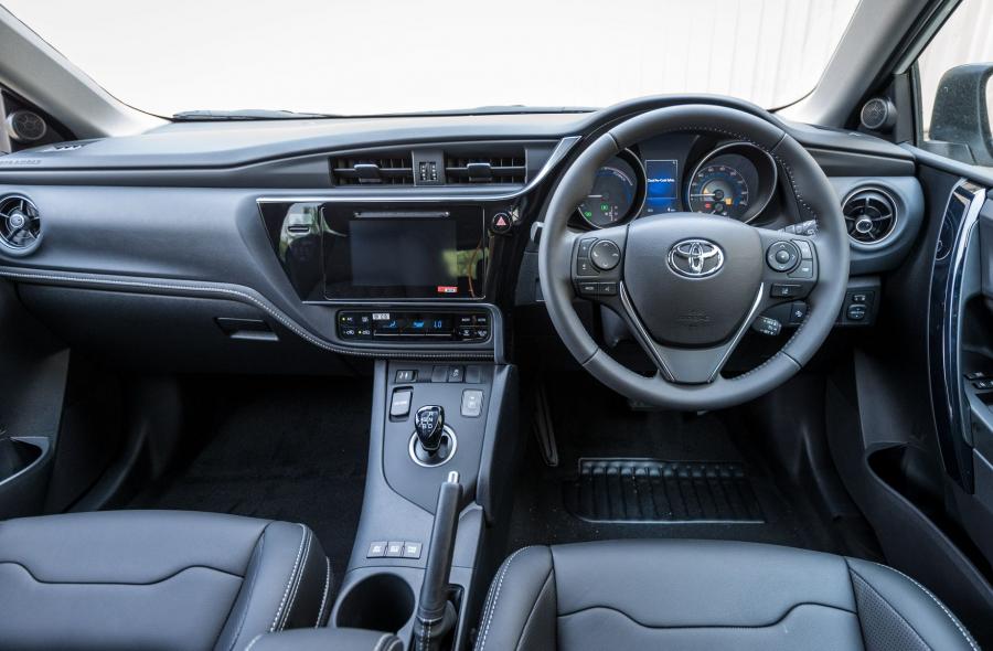 Торпедо Toyota Auris Hybrid GB25 2017 года  (UK) (фото 9 из 46)